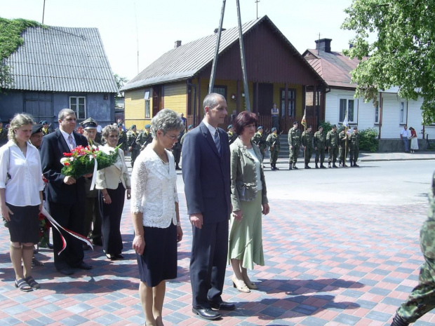 Składanie wieńców, delegacja nauczycieli z Zawadówki z lewej Pani Dyrektor Bożena Miazgowska. #WMieście #WPlenerze #WSzkole