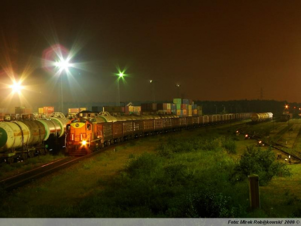 Nocny kolejowy klimat - uwieczniona lokomotywa to TEM2-126. Dn, 19.06.2008 roku