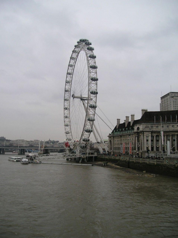 Karuzela robi jeden obrób w 30 min ale dla pieknych widokow warto sie skusic na przejazdzke... #LondonEye #Tamiza #Londyn