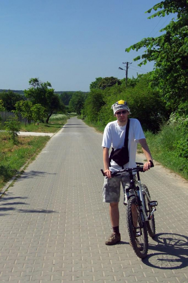 są takie bogate wsie w polszce gdzie drogi są z kostki brukowj lub z betonu:)