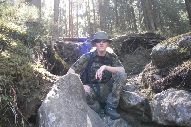 Jacek na skałkach w drodze na Morskie Oko