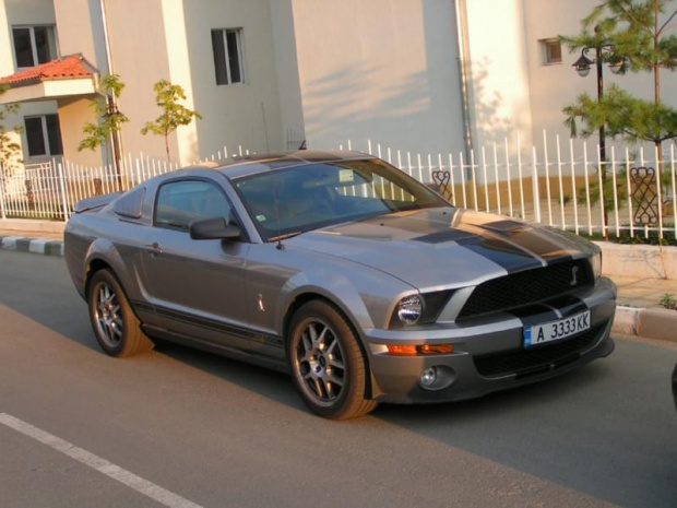 Shelby GT 500 na parkingu w Bułgarii