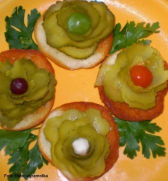 Ogórki konserwowe z fantazją .Przepisy na : http://www.kulinaria.foody.pl/ , http://www.kuron.com.pl/ i http://kulinaria.uwrocie.info #przekąski #OgórkiKonserwowe #korniszony #grzanki #grill #jedzenie #kulinaria #gotowanie #PrzepisyKulinarne