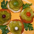 Ogórki konserwowe z fantazją .Przepisy na : http://www.kulinaria.foody.pl/ , http://www.kuron.com.pl/ i http://kulinaria.uwrocie.info #przekąski #OgórkiKonserwowe #korniszony #grzanki #grill #jedzenie #kulinaria #gotowanie #PrzepisyKulinarne