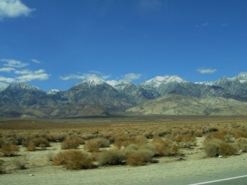 zdjecie zrobione podczas jazdy samochodem to gory kalifornijskie Eastern Sierra