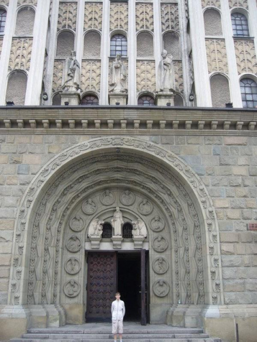 przed katedrą w Bielsku Białej (portal z medalionami 12 Apostołów)