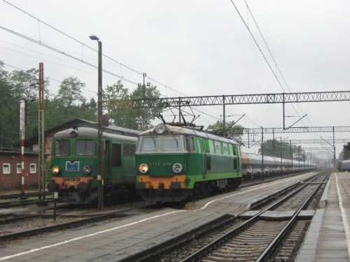 16.08.2008 (Czerwieńsk ) ST43-144 oraz ET22-329 stoją na części towarowej stacji i czekają na pozwolenie do manewrów.