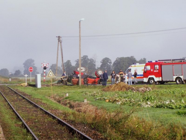 Tak wyglądał ciągnik,który zdążył przejechać przed parowozem.