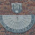 Na ścianie południowej ratusza znajduje się zegar słoneczny wykonany w technice sgraffito
przez Tadeusza Przypkowskiego (1958), byłego właściciela muzeum zegarów w
Jędrzejowie. #Sandomierz #Polska #Rynek #kamienice #Ratusz #renesansans