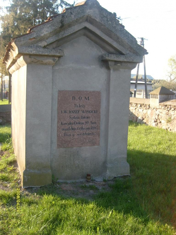 Grobowiec Józefa Wysockiego dziedzica Dulska znajdujący się przy kościele w Dulsku. Kwiecień 2008