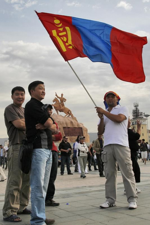 Na ulice wyległy rozradowane tłumy #mongolia #ludzie