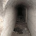 ...zobaczyliśmy korytarz w którym strumień naszej badziewnej latarki nikł... wtedy powiem szczerze pomyślałem "Jak kogoś nudzą horrory może tutaj poszukac wrażeń"... adrenalinka :D