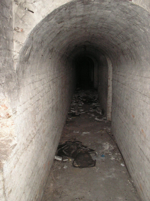 ...zobaczyliśmy korytarz w którym strumień naszej badziewnej latarki nikł... wtedy powiem szczerze pomyślałem "Jak kogoś nudzą horrory może tutaj poszukac wrażeń"... adrenalinka :D