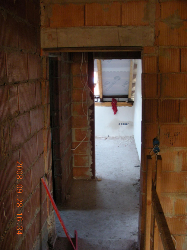 widok na pokój nad garażem od strony korytarza , na lewo wejście do pralni