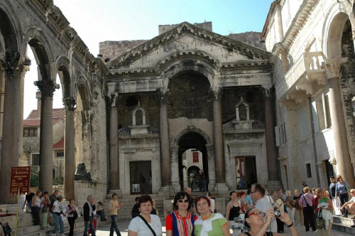 Chorwacja-Split-Perystyl centralna część pałacu Djoklecjana otoczona monumentalnymi kolumnami.