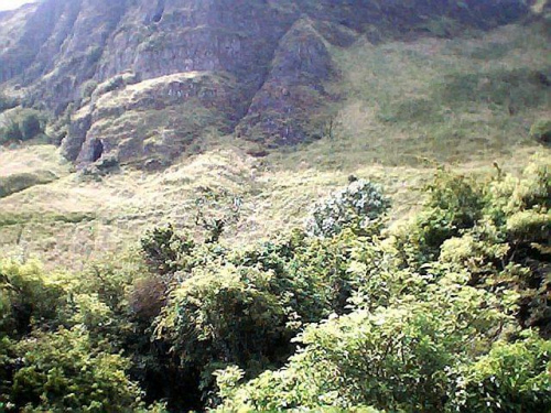 Gora, po lewej widoczna jaskinia.