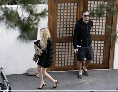 MK leaving a Malibu house party-paparazzi czerwiec 2007