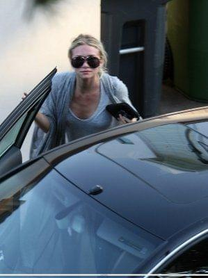 Ashley leaving her car-paparazzi czerwiec 2007