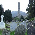 Glendalough - nagrobki współczesne i średniowieczne... Cmentarz o wyjątkowym uroku...