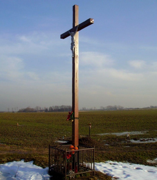 Krzyż który stoi na środku budowanej obwodnicy