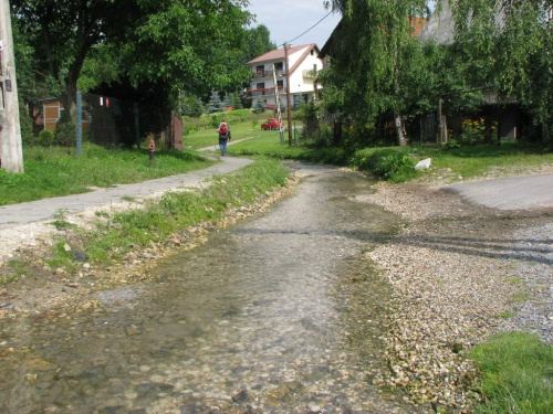 Kobylany. Rzadkie rozwiązanie komunikacyjne - droga biegnąca korytem rzeki.