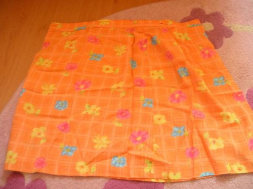 pomaranczowa spodnica w kwiatki bardzo fajna do stroju kompielowego