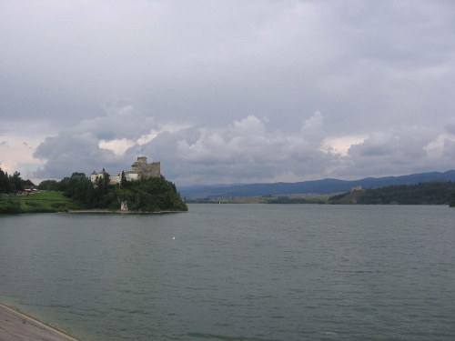 Zapora i zamek w Niedzicy, po prawej stronie ruiny zamku w Czorsztynie
