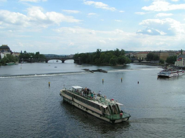 Widok z Mostu Karola, Praga #praga #wakacje #rzeka #MostKarola #statek