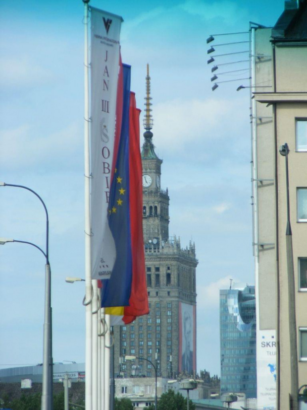 ktos moze powiedziec ze te flagi przeszkadzaja ale one mi sie podobaja na tym zdjeciu bo chociaz zdjecie nie jest codzienne i nie jest to zwykly widok na palac