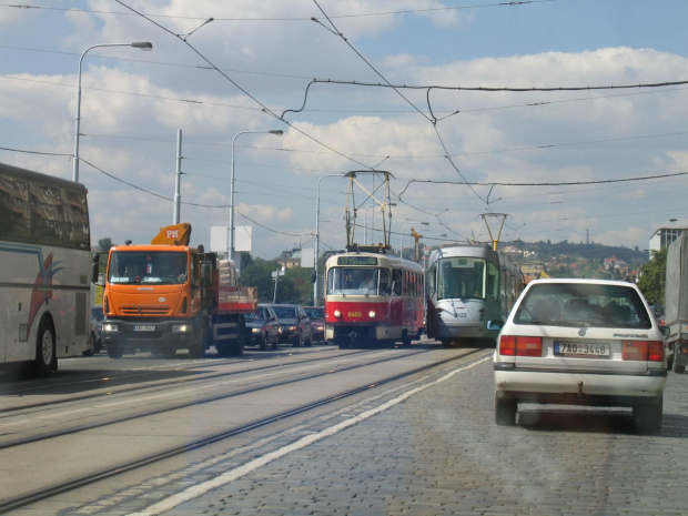 Praska komunikacja miejska - dokładniej tramwaje. 2 wersje Tatr, no i Skoda krzywomordka. Nie udało mi się sfocić przegubowego, kanciastego tramwaju. #praga #tramwaj #tatra #czechy #skoda
