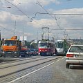 Praska komunikacja miejska - dokładniej tramwaje. 2 wersje Tatr, no i Skoda krzywomordka. Nie udało mi się sfocić przegubowego, kanciastego tramwaju. #praga #tramwaj #tatra #czechy #skoda