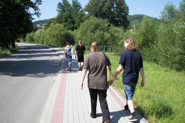 Tonia, Tomek, Asia i Krzyś w drodze do baru