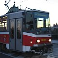 Praska komunikacja miejska - dokładniej tramwaje. 2 wersje Tatr, no i Skoda krzywomordka. Nie udało mi się sfocić przegubowego, kanciastego tramwaju. #praga #tramwaj #tatra #skoda
