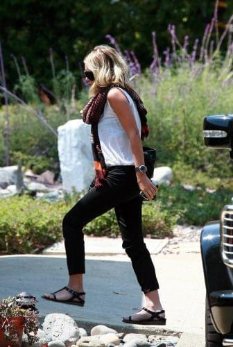 Ashley leaving her house in Mailbu-paparazzi lipiec 2007