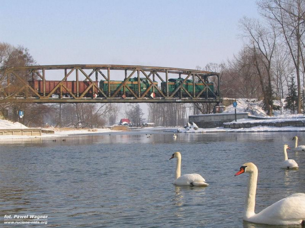 3 marca 2006 r. Pisz. Pociąg towarowy relacji Pisz - Ełk pokonuje most nad rzeką Pisą. Jako druga SM42-016.