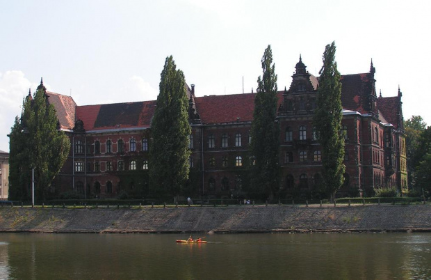 Na przeciwko Muzeum Narodowe.