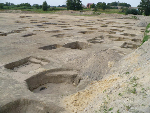 Zdjęcia z wykopalisk archeologicznych w miejscowości Staw koło Wielunia. Pozostałości po piecach