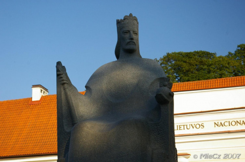 Pomnik Mendoga koło Muzeum Narodowego Litwy. #Wilno