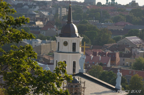 Panorama Wilna z Góry Zamkowej.
Dzwonnica katedralna i figury na portyku Katedry. #Wilno