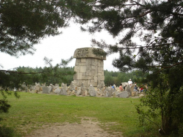 Więziono tutaj Polaków i Żydów, głównie z dystryktu warszawskiego. W wyniku głodu, pracy ponad siły, chorób, tortur i egzekucji zginęło około 10 tysięcy ludzi (w tym 7 tys. Polaków). Ogółem przez obóz przeszło w latach 1941-1944 ponad 20 tysięcy więźni...