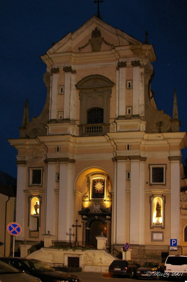 Dwukondygnacyjna , pozbawiona wież fasada.
Na szczycie herb Paców. #Wilno