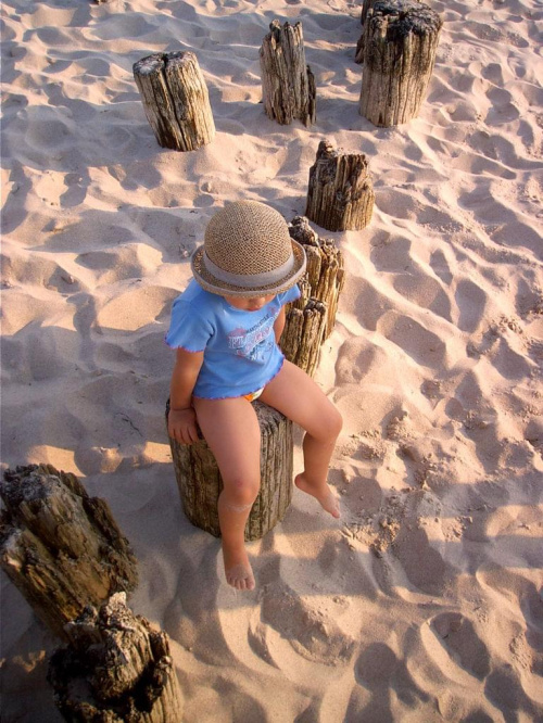 Dziewczynka #dziecko #piasek #morze