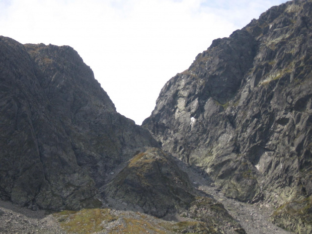 Przełęcz Zawrat znad Zmarzłego Stawu #GóryTatry