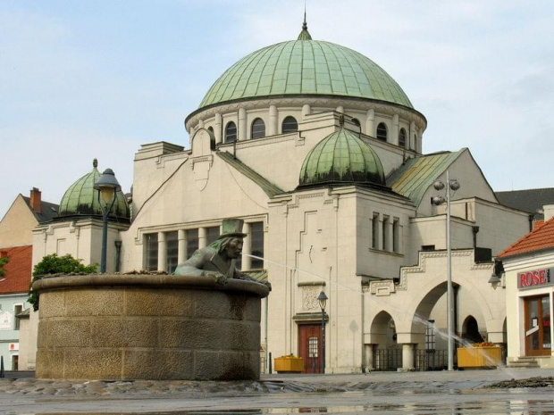 Fontanna Wodnika na placu przed synagogą #słowacja