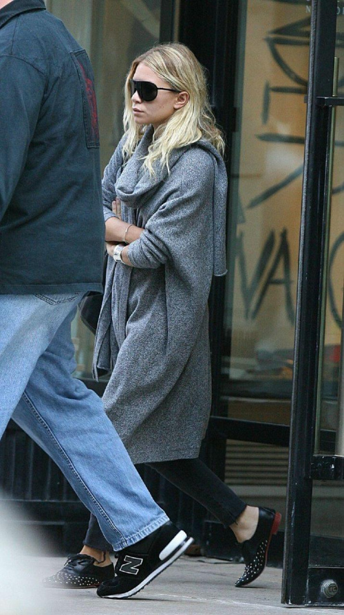 Ashley shops at Barneys in NYC-paparazzi wrzesień 2007