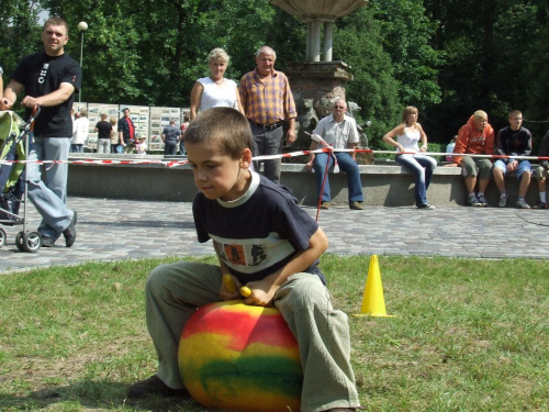 24 VI- Trzeci dzień imprezy Tomaszowskiej- popołudniowy festyn rodzinny w Parku Miejskim. Dawidek pokonuje tor przeszkód :) #DniTomaszowa