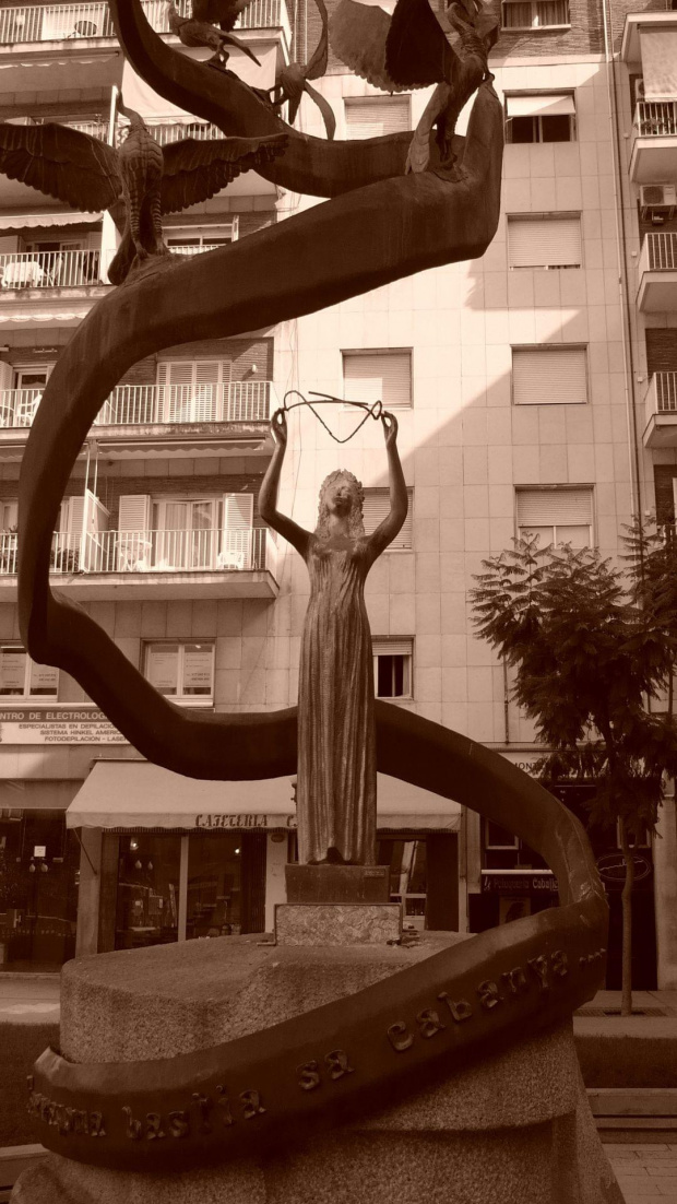 statua na placu w centrum Taragony #tarragona #statua