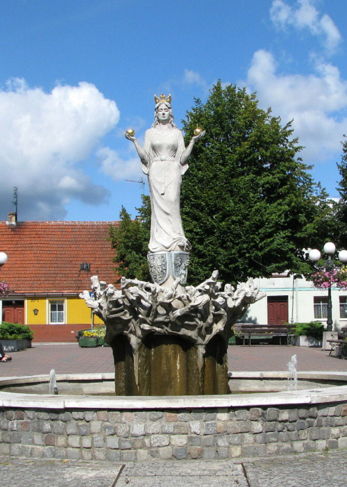 Ta rzeżba znajduje się na ryneczku w Lubniewicach. Symbolizuje dobrosąsiedzkie stosunki między narodem polskim i niemieckim.