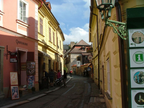 Jedna z wilu bajkowych uliczek w Kutnej Horze #KutnaHora #miasto #miasteczko #Czechy #bajak #ulica #uliczka #spacer