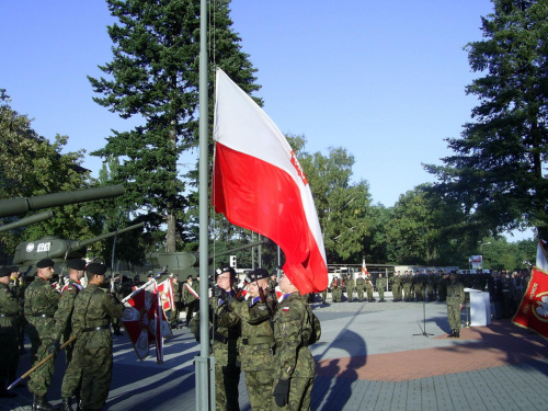 Poczet flagowy wciąga Flagę na maszt.... #Militaria #Imprezy